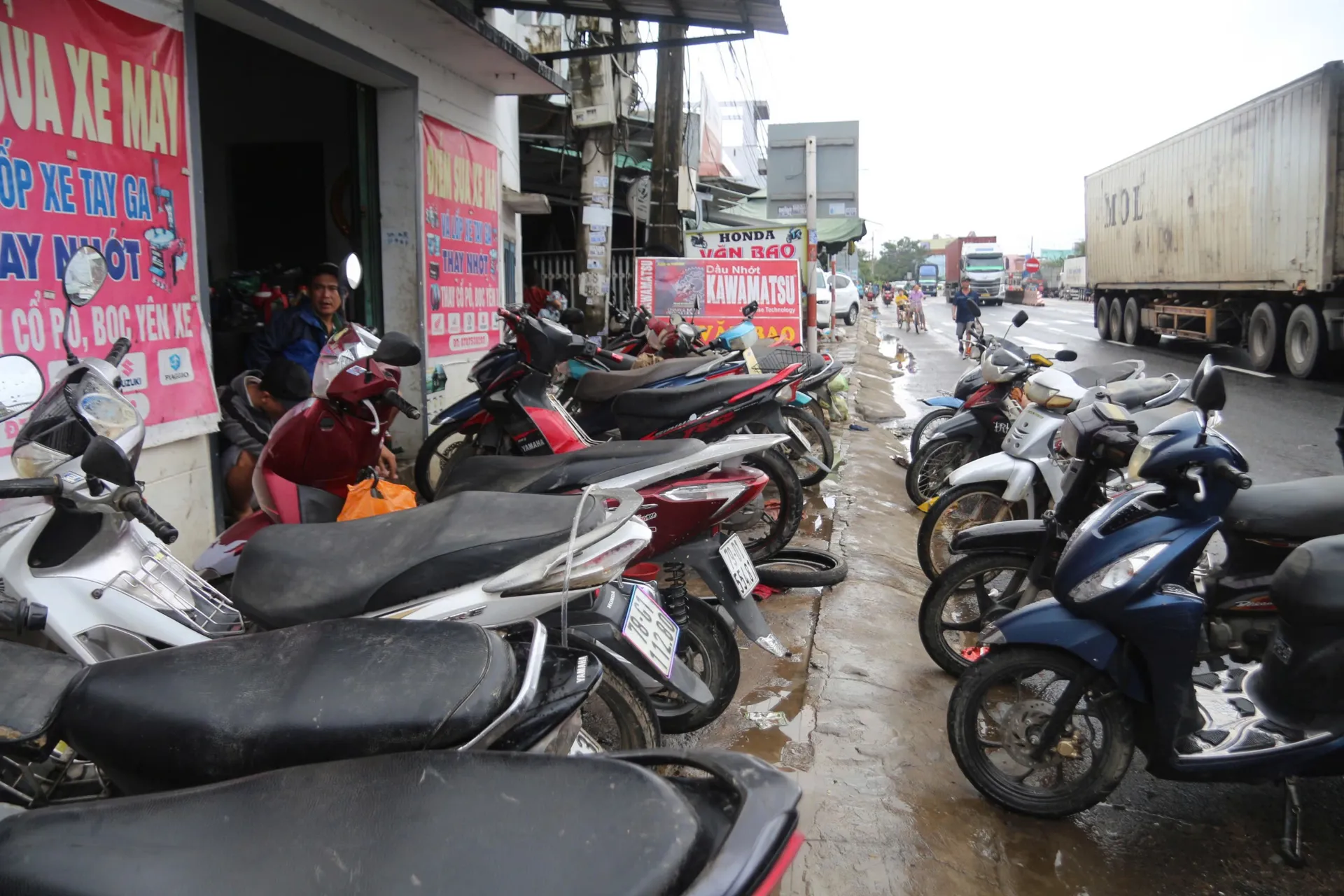 Đắk Lắk: hàng nghìn chiếc xe máy hư hỏng, tiệm sửa xe “thất thủ” sau mùa lũ