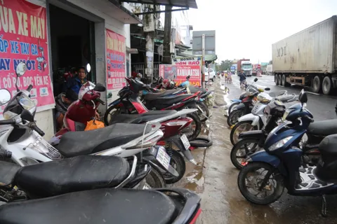Đắk Lắk: hàng nghìn chiếc xe máy hư hỏng, tiệm sửa xe “thất thủ” sau mùa lũ