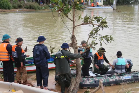 Đắk Lắk: lũ lụt ở xã Hòa Xuân và những câu chuyện giữa dòng nước dữ