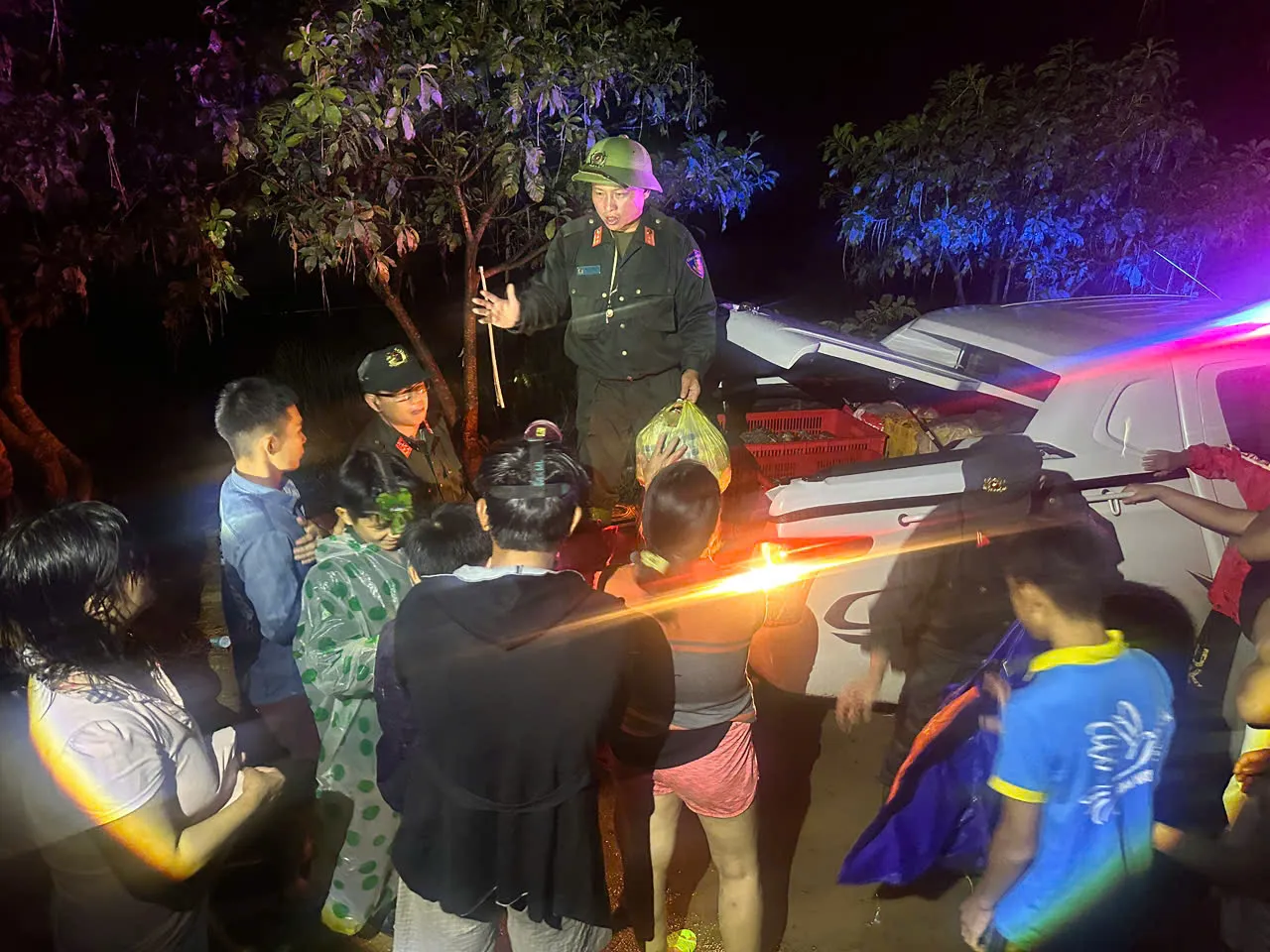 Trung đoàn Cảnh sát cơ động Tây Nguyên ứng cứu và giúp Nhân dân khắc phục hậu quả lũ lụt