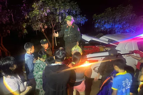 Trung đoàn Cảnh sát cơ động Tây Nguyên ứng cứu và giúp Nhân dân khắc phục hậu quả lũ lụt