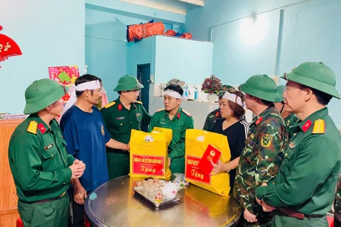 Quân khu 5 thăm hỏi, động viên chiến sĩ có người thân tử vong do lở đất tại Đắk Lắk