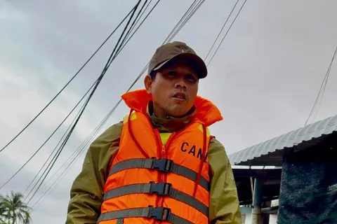 Thiếu tá Công an xã dầm mình trong lũ dữ, cứu giúp người bị rắn lục đuôi đỏ cắn