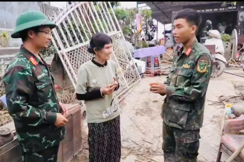 Thượng sĩ Quân đoàn 34 nhặt được và trả lại tiền, vàng cho dân sau lũ