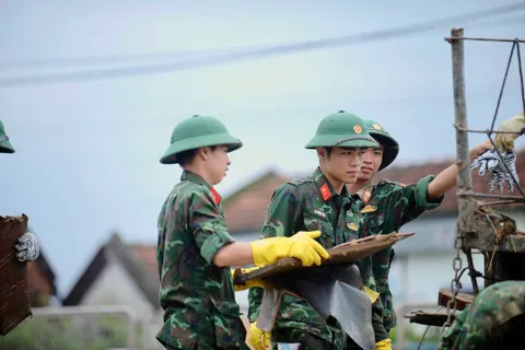 Đắk Lắk: màu xanh áo lính giúp người dân khôi phục cuộc sống sau lũ dữ