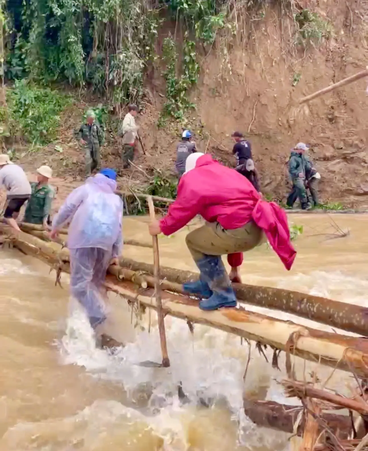 Đắk Lắk: giao thông chia cắt, người dân dựng cầu tạm nhận hàng cứu trợ