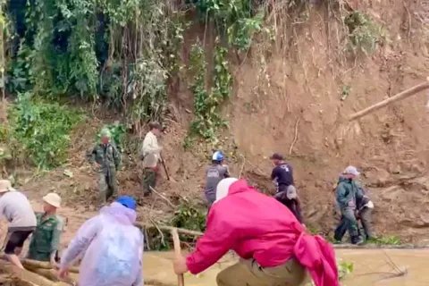 Đắk Lắk: giao thông chia cắt, người dân dựng cầu tạm nhận hàng cứu trợ