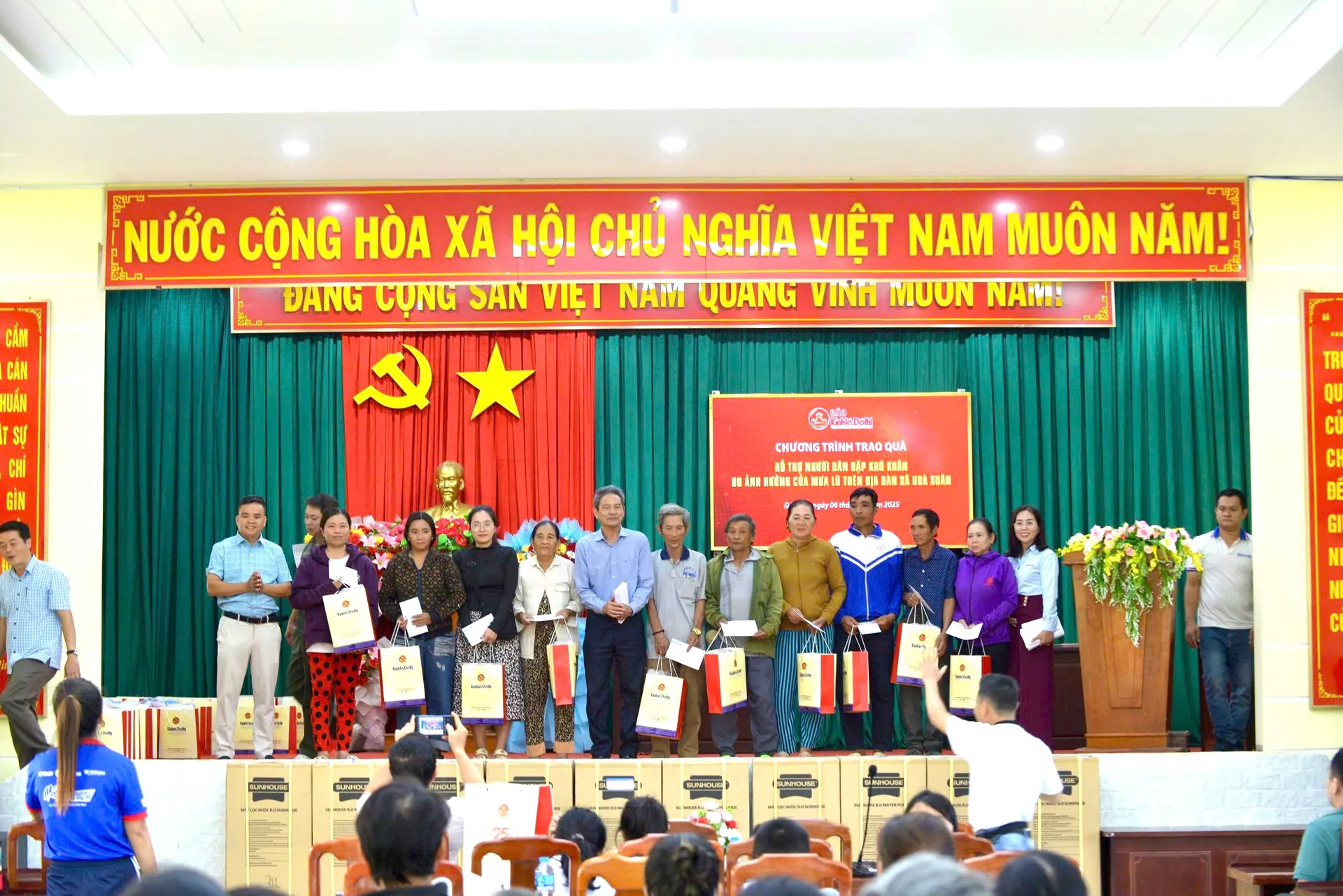 Báo Kinh tế & Đô thị sẻ chia yêu thương tại vùng lũ Đắk Lắk