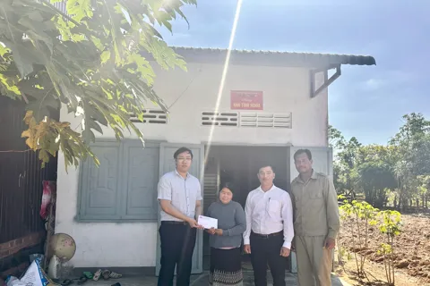 Ban An toàn giao thông tỉnh Đắk Lắk thăm hỏi các gia đình có nạn nhân tử nạn vì tai nạn giao thông