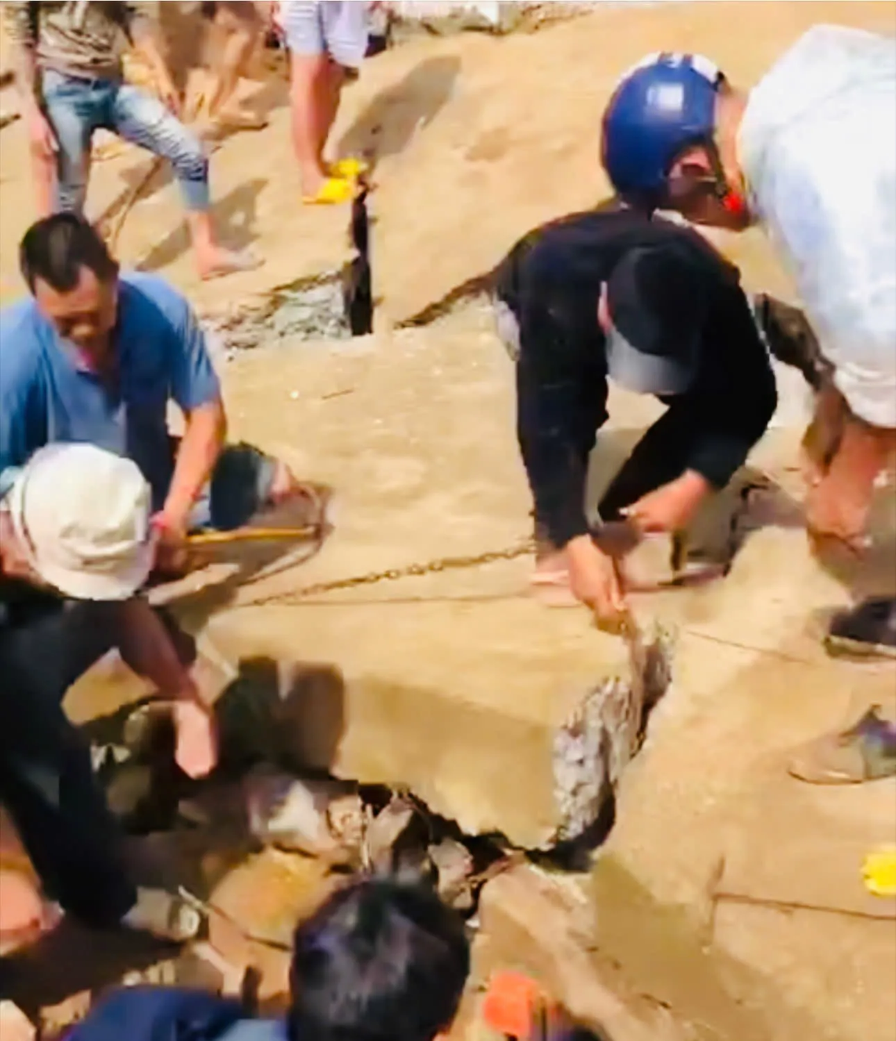 Đắk Lắk: sập bờ kè trong lúc trú mưa, 4 người tử vong