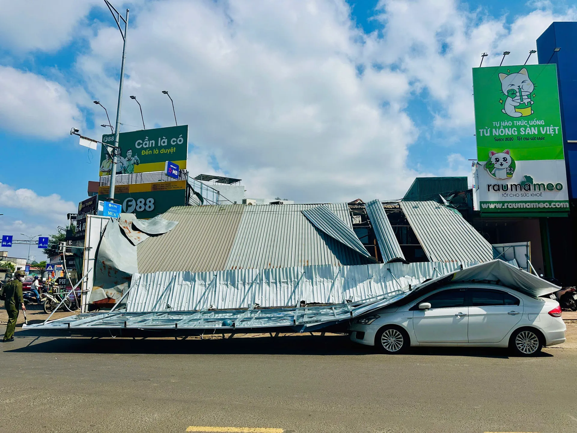 Đắk Lắk: sập biển quảng cáo, một người bị thương và nhiều tài sản hư hỏng