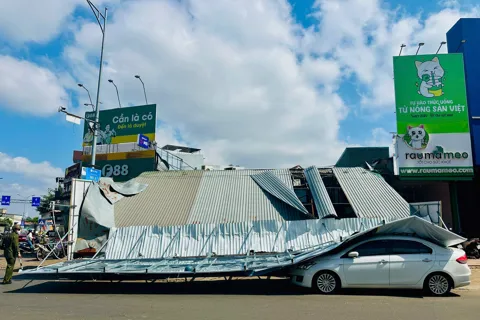 Đắk Lắk: sập biển quảng cáo Viettel Store, một người bị thương và nhiều tài sản hư hỏng