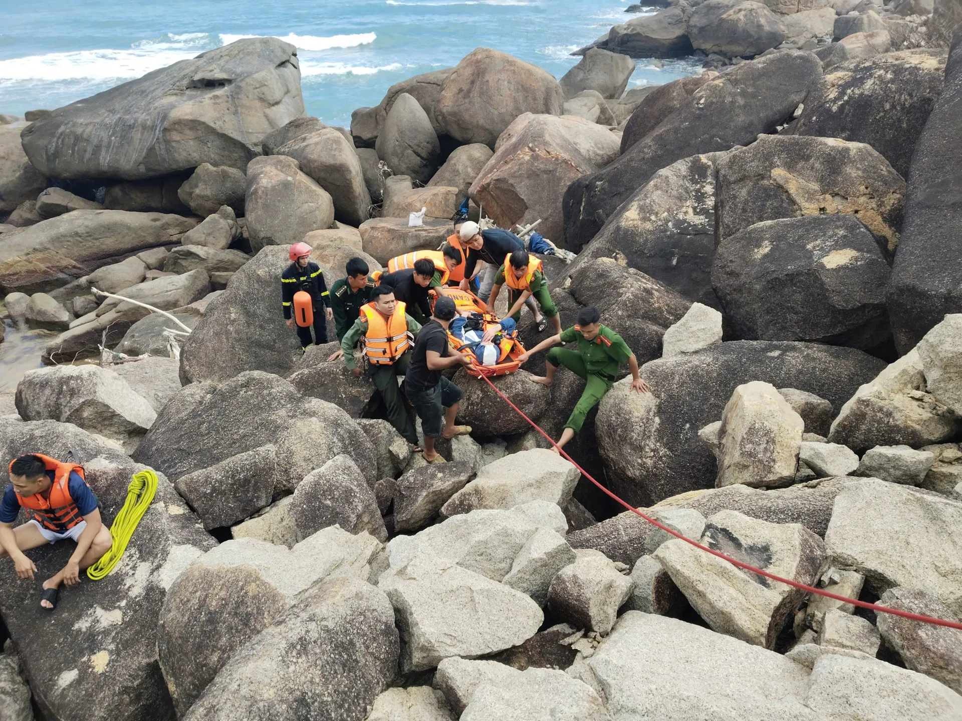 Đắk Lắk: giải cứu kịp thời 2 du khách nước ngoài bị sóng cuốn