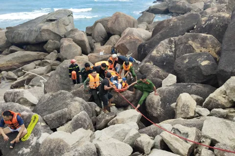 Đắk Lắk: giải cứu kịp thời 2 du khách nước ngoài bị sóng cuốn