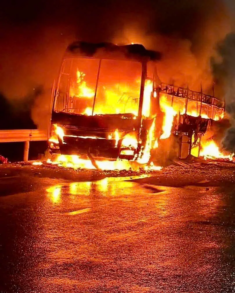 Đắk Lắk: xe khách giường nằm bị thiêu rụi trong đêm, 34 hành khách thoát nạn