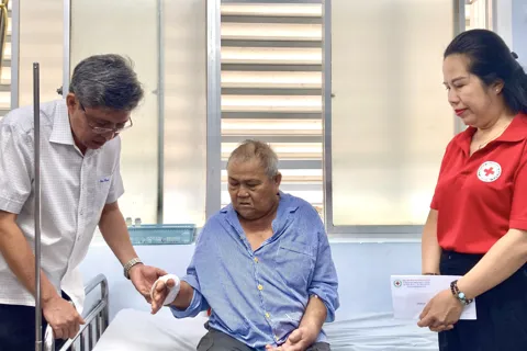 Lãnh đạo tỉnh Lâm Đồng thăm, tặng quà bệnh nhân khó khăn dịp cận Tết
