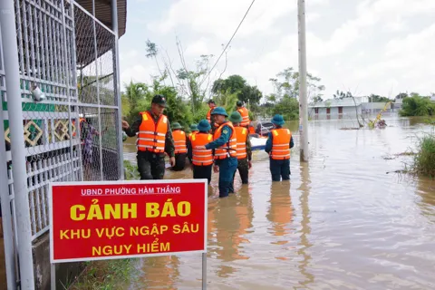 Lâm Đồng: mưa lũ diễn biến phức tạp, khẩn trương di dời dân đến nơi an toàn