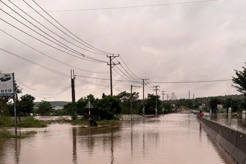 Lâm Đồng: nước lũ dâng nhanh, Quốc lộ 1 và nhiều xã bị ngập sâu