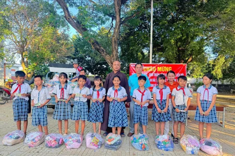 Lâm Đồng: học sinh và người dân xã Liên Hương nhận quà hỗ trợ sau bão lũ