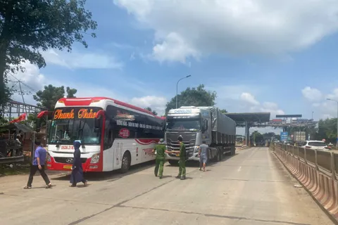 Lâm Đồng: giữ khẩn cấp hai tài xế và một phụ xe vì gây rối trật tự công cộng