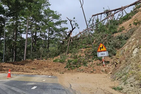 Lâm Đồng: tạm đóng đèo Prenn ở Đà Lạt do xuất hiện điểm sạt trượt lớn