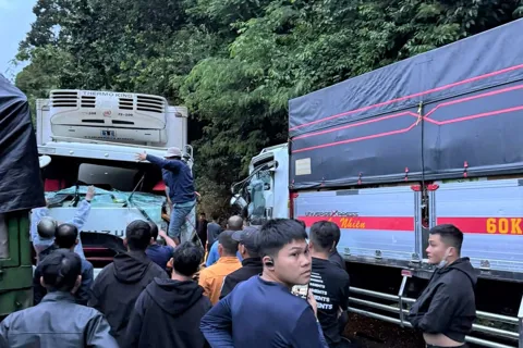 Lâm Đồng: hai xe tải đấu đầu trên đèo Bảo Lộc, giao thông ùn tắc