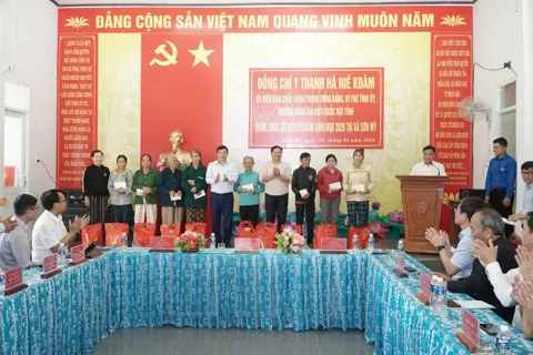 Bí thư Tỉnh ủy Lâm Đồng Y Thanh Hà Niê Kđăm thăm, chúc Tết và tặng quà Nhân dân xã Sơn Mỹ