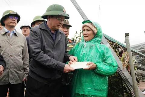 Lâm Đồng: Phó Thủ tướng Chính phủ Hồ Quốc Dũng thăm hỏi người dân vùng lũ D’ran