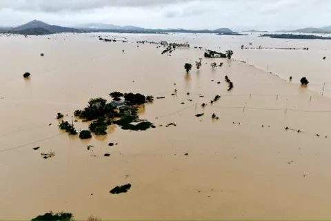 Lâm Đồng: di dời 73 hộ dân xã Nam Đà bị cô lập do lũ đến nơi an toàn