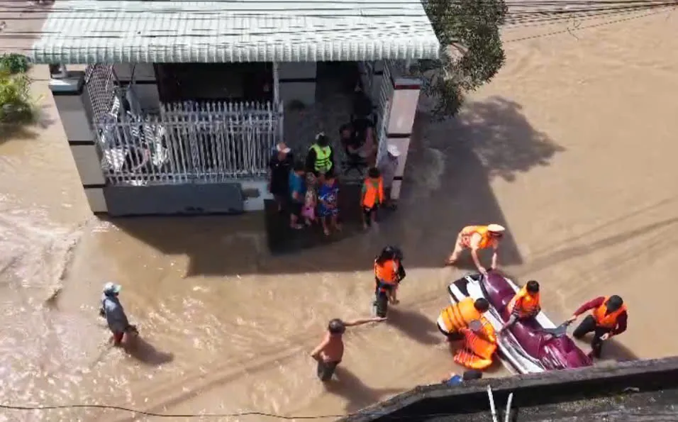 Công an Lâm Đồng chủ động bảo đảm an toàn, giúp dân trong mưa lũ