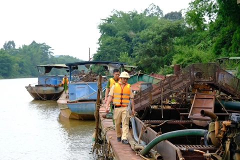 Lâm Đồng: xác minh 27 thuyền hút cát vắng chủ trên sông Đồng Nai