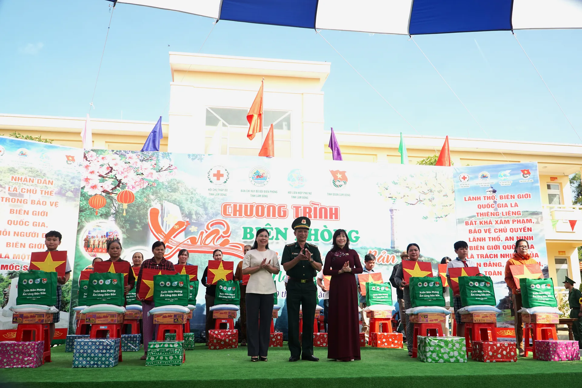 Lâm Đồng: gần 100 phần quà đến với người dân dịp Tết Bính Ngọ