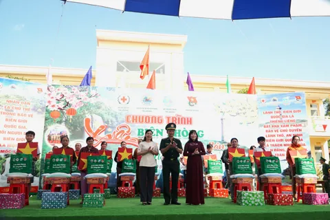 Lâm Đồng: gần 100 phần quà đến với người dân dịp Tết Bính Ngọ