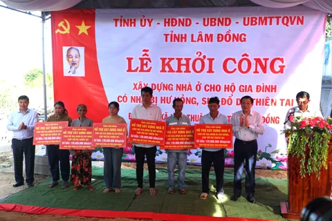 Trưởng Ban Nội chính Trung ương thăm, hỗ trợ người dân vùng lũ ở Lâm Đồng