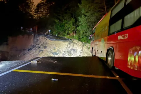 Lâm Đồng: cứu hộ xuyên đêm di dời 12 người tại điểm đứt gãy đèo Mimosa