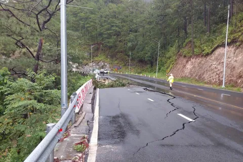 Lâm Đồng: cấm lưu thông qua đèo Prenn từ 10 giờ ngày 17/11 do sụt lún