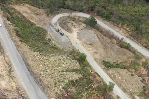 Lâm Đồng: truy tìm xe tải làm rơi đá vào xe khách khiến một người nước ngoài tử vong