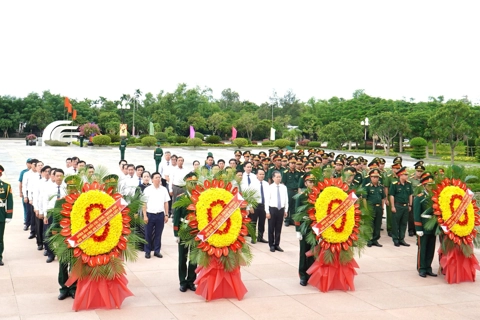 Dâng hương, tri ân các anh hùng liệt sĩ tại Đà Nẵng