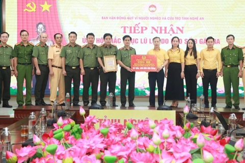 Công an tỉnh Đồng Nai trao tặng 1,6 tỷ đồng hỗ trợ đồng bào bị thiệt hại do bão số 3