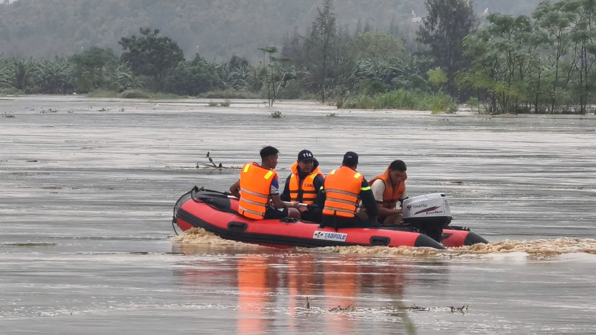 Giải cứu nhiều người dân mắc kẹt giữa dòng lũ sông Trà Khúc