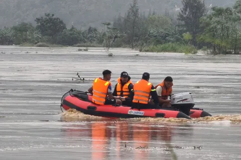 Giải cứu nhiều người dân mắc kẹt giữa dòng lũ sông Trà Khúc