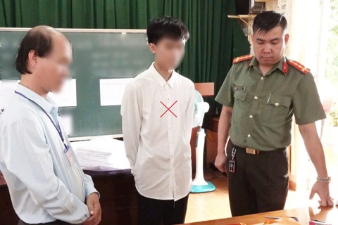 Khởi tố vụ án thí sinh dùng camera cúc áo, ChatGPT giải đề thi ngữ văn