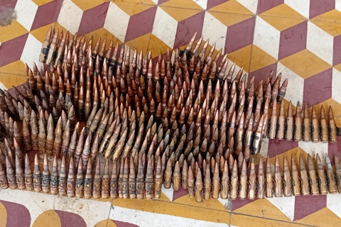 Một người dân tự nguyện giao nộp hơn 400 viên đạn
