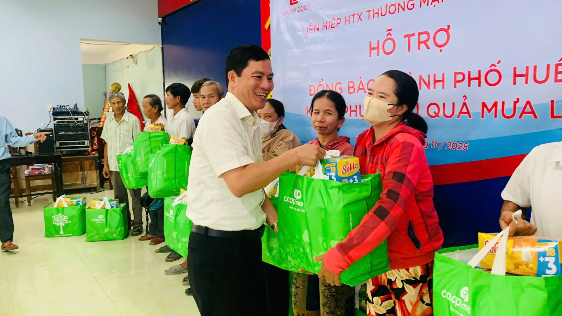 Trao 200 suất quà hỗ trợ người dân vùng lũ phường Hóa Châu