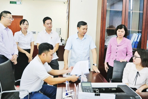 Chủ tịch HĐND tỉnh Bắc Ninh động viên cán bộ, công chức xã Yên Phong và phường Trạm Lộ
