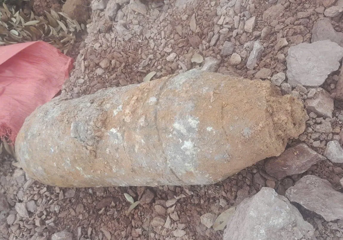 Bắc Ninh di dời bom 100kg còn nguyên ngòi nổ trong vườn nhà dân