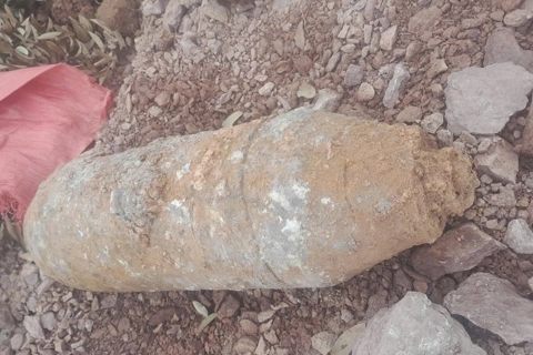 Bắc Ninh di dời bom 100kg còn nguyên ngòi nổ trong vườn nhà dân