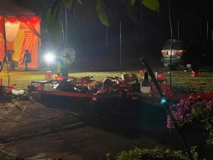 Ô tô lùi trúng đám đông xem văn nghệ, bé trai 6 tuổi tử vong
