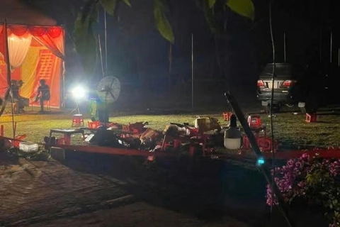 Ô tô lùi trúng đám đông xem văn nghệ, bé trai 6 tuổi tử vong