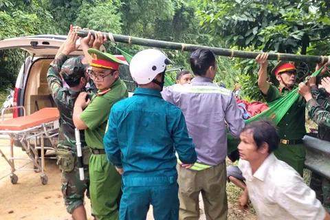 Quảng Ngãi: băng rừng đưa sản phụ vùng đang bị cô lập đi cấp cứu